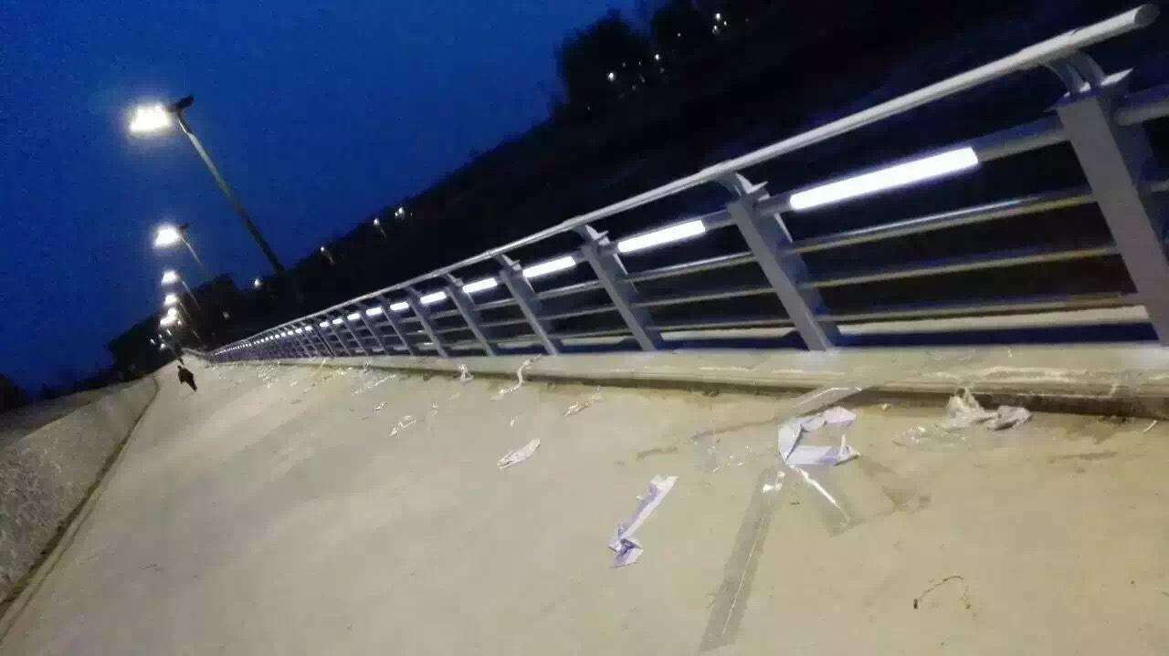 燈光護(hù)欄
