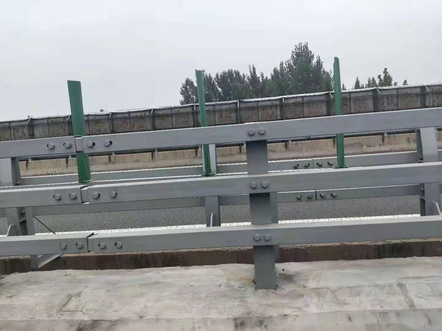 防撞護(hù)欄